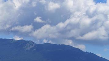 Berglandschaft mit weißen Wolken am Himmel foto