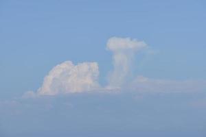 natürlicher Hintergrund mit weißen Wolken am blauen Himmel foto