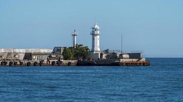 Seelandschaft mit Blick auf den weißen Leuchtturm. Jalta, Krim foto