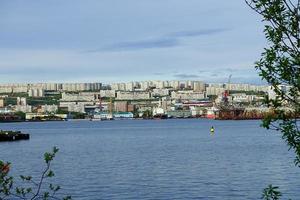 Seestück mit Blick auf die Stadt Murmansk. Russland foto