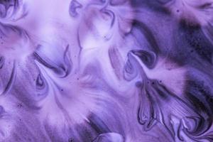 abstrakte hellviolett schöne flüssige marmorflüssigkeit acrylfarbe lebendige textur auf lila. foto