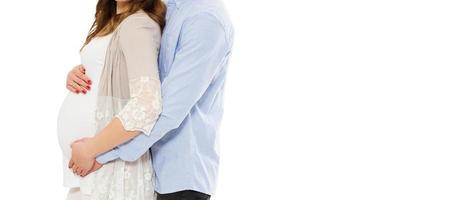 junge schwangere Frau mit Ehemann isoliert auf weiß - Bild zugeschnitten foto