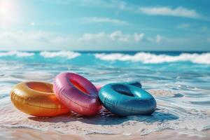 Schwimmen Schwimmbad Ring schweben im auf Strand. Sommer- Ferien Konzept. foto