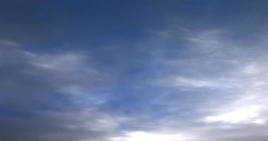 abstrakter hellblauer Himmel und dunkle Wolken, die sternenklare Oberfläche Luftbeschaffenheitsnebel am Himmel glänzen. foto