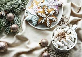 Weihnachtshintergrund mit Dekorationen, Kakao und Lebkuchen.