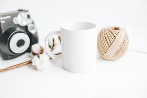 weiße Kaffeetasse mit grünem Blatt für Mock-up-Set isoliertes glasiges Humpen-Design auf weiß foto