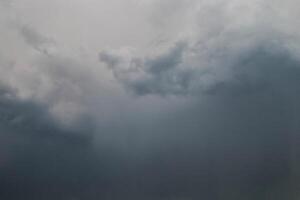 dunkelgrauer Himmel Tagesszene dunkle Wolken über Getreidefeldern mit Strahlen foto