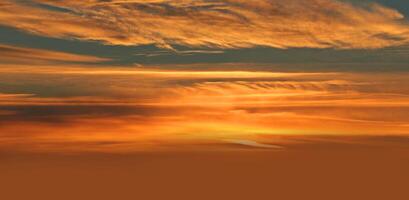 sonnenuntergang himmel wunderschönes panorama natürlicher sonnenuntergang heller dramatischer himmel foto