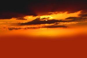 sonnenuntergang orange himmel wunderschönes panorama natürlicher sonnenuntergang heller dramatischer himmel foto