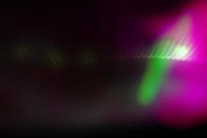 abstraktes hellrosa und grünes Neon leuchtendes futuristisches Licht mit im Dunkeln leuchtendem Muster auf Dunkelheit. foto