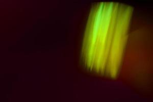 abstraktes dunkles Neon leuchtendes futuristisches Licht mit im Dunkeln leuchtendem Muster auf Dunkelheit. foto