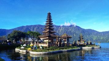 Tempel mit See- und Berghintergrund foto