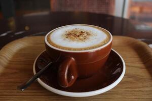 Latte-Kaffee in einer formschönen Tasse mit Bewegungsunschärfe foto