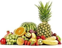 Ananas, Wassermelone, Orange, Traube und Beerenfrucht kreativer Hintergrund tropische frische Früchte bunt gesund foto