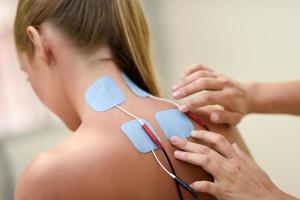 Elektrostimulation in der Physiotherapie bei einer jungen Frau