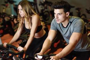 Paar in einem Spinning-Kurs in Sportkleidung. foto