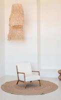 minimalistisches helles und luftiges Innendesign, weißer und beigefarbener Stuhl, Teppich und Kissen