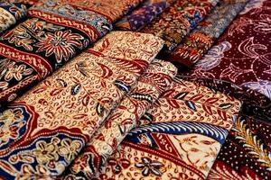 Nahansicht beliebter Stoffe in Indonesien namens Batik, dies besteht aus natürlichen Farben foto