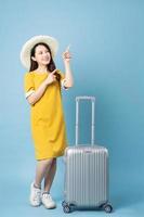 asiatische Mädchen reisen Bild, auf blauem Hintergrund isoliert foto