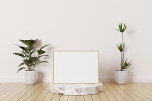 horizontales Holzfotorahmenmodell auf einem Podestmarmor in einem leeren Raum mit Pflanzen auf einem Holzboden foto