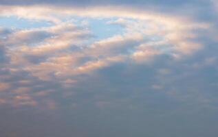 dunkelblau schöner sonnenuntergang himmel wolke bunter dämmerungshimmel am strand foto