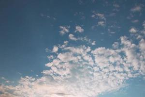 dunkelblau schöner sonnenuntergang himmel wolke bunter dämmerungshimmel am strand foto