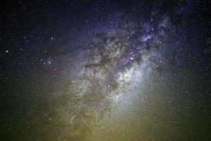 Hellgelbes dramatisches Galaxie-Nachtpanorama aus dem Monduniversumsraum am Nachthimmel
