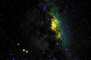 Hellgelbes dramatisches Galaxie-Nachtpanorama aus dem Monduniversumsraum am Nachthimmel foto