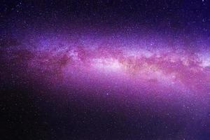 lila dramatisches Galaxie-Nachtpanorama aus dem Monduniversumsraum am Nachthimmel foto