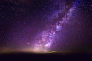 lila dramatisches Galaxie-Nachtpanorama aus dem Monduniversumsraum am Nachthimmel foto