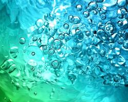 hellblaue transparente Wasserwellenoberfläche mit Spritzblase auf Blau. foto