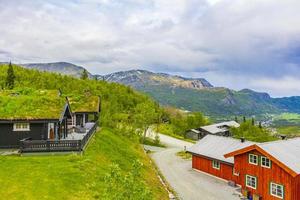 schönes panorama norwegen hemsedal skicenter mit berghütte und hütten. foto