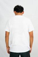 T-Shirt-Modell in weißer Farbe. ein Mann, der ein T-Shirt für einen Katalog mit Modellkleidung trägt. Mockup-Grafik aus der Vorderansicht. foto