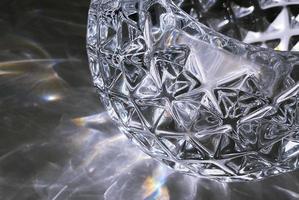 Kristallbeschaffenheitsnahaufnahme, die den glänzenden und luxuriösen Eindruck zeigt. Detailansicht einer Diamantverzierung für kreatives Design. foto