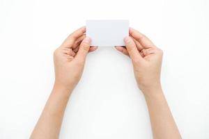 Hand hält einen leeren Leerraum auf weißem Hintergrund. ein Kartenmodell, das für geschäftliche oder Identitätsmodelle geeignet ist. foto