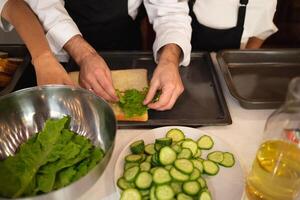 Nahansicht Schuss. Hände halten frisch Hähnchen Toast beim Kochen Klassen foto