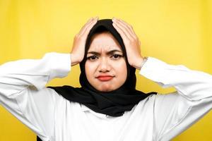 Nahaufnahme einer schönen jungen muslimischen Frau, verwirrt, gestresst, in Panik geraten, isoliert