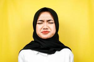 Nahaufnahme der schönen jungen muslimischen Frau traurig, mürrisch, unglücklich, isoliert foto