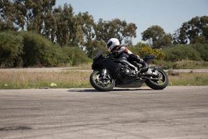 Motorradwettkampf auf einer Rennstrecke an einem Trainingstag foto