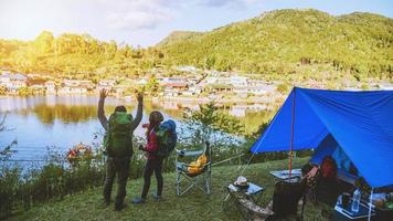 asiatisches paar bergcamps in ländlichen dörfern, nah am see, reiseideen, camping, erholsame ferien.in thailand foto