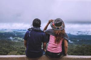 Liebhaber Frauen und Männer Asiaten reisen im Urlaub entspannen. Machen Sie eine malerische Fahrt auf dem Berg. Thailand foto