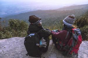 Liebhaber Frauen und Männer Asiaten reisen im Urlaub entspannen. Bewundern Sie die Atmosphärenlandschaft auf dem Berg. Bergpark glücklich. in Thailand foto