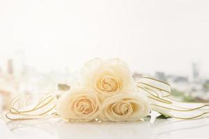 Hochzeitsstillleben mit Rosen