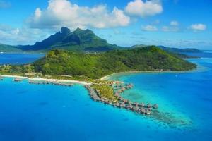 schöner tropischer paradiesstrand mit weißem sand und kokospalmen auf blauem meerpanorama. foto