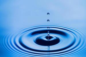 blaues transparentes Wassertropfenspritzen mit realistischer Blase mit Blau. foto