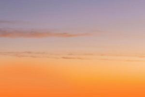 brillant orange Sonnenuntergang und Sonnenaufgang schön über Wolken mit weißer Sonne an einem kühlen Frühlingsmorgen. foto