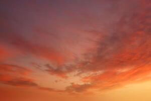 brillant orange Sonnenuntergang und Sonnenaufgang wunderschön über orangefarbenen Wolken mit leuchtend oranger Sonne an einem kühlen Frühlingsmorgen. foto