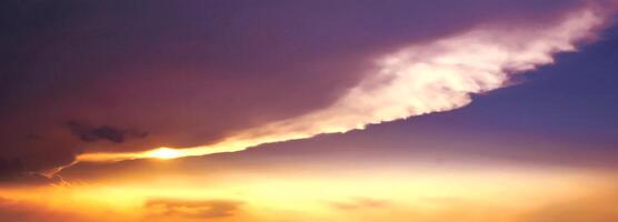 schöne himmel abendschönheit und wolken bei sonnenuntergang, dämmerung, die strahlen der sonne brechen durch die wolken. natürlich foto