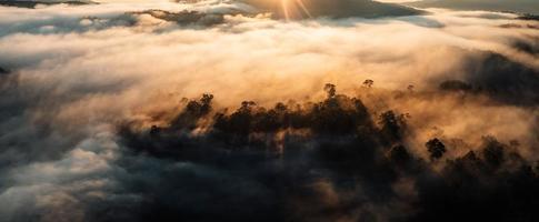 Sonnenaufgang über dem Nebel, über den Wolken fliegen Sonnenaufgang und Nebel foto