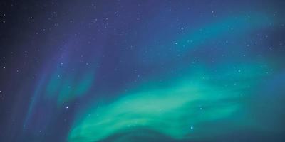 hellgrünes Nordlicht über Island Lichter und Wirbel am Himmel das Nordlicht großartiges Phänomen foto